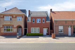 <p><span><strong>Ruime gezinswoning met tuin nabij het centrum van Retie.</strong></span><br /><br />We betreden de woning via de inkomhal, die meteen toegang biedt tot de leefruimte en de trap naar de eerste verdieping. De leefruimte voelt aangenaam en huiselijk aan, met een vaste kastenwand die perfect dienstdoet als tv-meubel en een charmante sierhaard die karakter toevoegt aan het geheel.</p>
<p>Aansluitend bevindt zich de eetkamer in open verbinding met de leefruimte. Deze ruimte leent zich uitstekend voor gezellige diners of het ontvangen van gasten. Vanuit de eetkamer is er een vlotte doorgang naar de keuken, die voorzien is van het nodige comfort en voldoende opbergruimte.</p>
<p>De keuken staat in open contact met een lichtrijke veranda die ideaal is als ontbijthoek. Hier geniet je van een mooi uitzicht op de westgerichte tuin, compleet met een verzorgd terras en een praktisch tuinhuis. Daarnaast is er een aparte buitenberging voorzien, perfect voor het opbergen van vuilnisbakken of tuingereedschap.</p>
<p>Via de achteringang bereiken we een apart gastentoilet en de eerste badkamer. Deze is uitgerust met een douchecabine, een badkamermeubel met enkele wastafel en aansluitingen voor de wasmachine.</p>
<p>Op de eerste verdieping leidt de nachthal naar twee volwaardige slaapkamers. Verder is er nog een extra ruimte die perfect kan dienen als berging. De tweede badkamer beschikt over een ligbad, een toilet en een badkamermeubel met enkele wastafel.</p>
<p>Tot slot is er voor de woning voldoende ruimte om twee wagens te parkeren, wat het comfort van deze charmante woning nabij het centrum van Retie compleet maakt.</p>