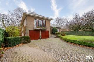 Schitterend gelegen split-level woning nabij Kalmthoutse Heide met o.a. leefruimte, ingerichte keuken, ruime veranda, bijkeuken,...