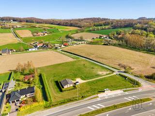 <p>Ce charmant chalet/maison est situé au calme dans un domaine récréatif verdoyant le long de la Ninoofsesteenweg et offre une combinaison unique de nature, d'intimité et d'espace. Idéal comme résidence secondaire, maison de week-end ou propriété de vacances. La domiciliation n'est pas autorisée.<br /><br />Avec une surface habitable d'environ 82 m² et un terrain exceptionnel de pas moins de 7 225 m², vous profiterez ici d'une tranquillité totale et de nombreuses possibilités. De plus, il est possible d'installer des écuries, ce qui rend cette propriété particulièrement intéressante pour les amoureux des animaux ou les amateurs de loisirs.<br /><br />Aménagement du chalet :<br />Pièce à vivre agréable<br />Cuisine<br />1 chambre<br />Salle de bains<br /><br />Espace extérieur :<br />Terrain très spacieux de 7 225 m²<br />Environnement calme et verdoyant<br />Nombreuses places de parking sur le terrain pour plusieurs voitures<br />Possibilité d'installer des écuries (sous réserve des réglementations en vigueur)<br /><br />Atouts de cette propriété :<br />Situation calme dans un domaine récréatif<br />Grand terrain offrant beaucoup d'intimité<br />Double vitrage partout<br />Facilité d'accès<br />Parking sur le terrain<br />Intéressant comme résidence secondaire<br />Possibilité d'installer des écuries<br /><br />Vous recherchez un endroit calme dans un cadre verdoyant avec beaucoup de terrain et de possibilités ? Alors ce chalet vaut certainement le détour.<br /><br /><br />Traduit avec DeepL.com (version gratuite)</p>