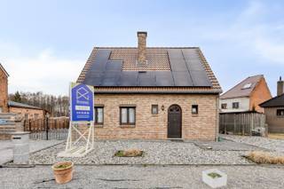 Woning met drie slaapkamers op perceel van 5a 96ca te koop in BeverloDeze woning in de Hanebergstraat te Beverlo geniet van een rustige en...