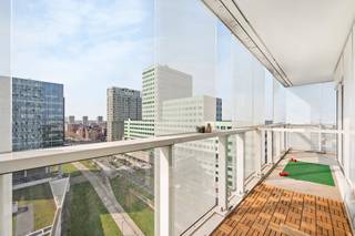 Quares - TREVI Groep presenteert :<br />Op zoek naar een slimme investering of een eigen stek in Antwerpen? Deze lichtrijke studio van 33 m² in de Ellermanstraat, op de 9de verdieping, combineert comfort met een topligging. De ruimte is praktisch ingedeeld met een open leef- en slaapgedeelte, bemeubeld met kast, bureau, tweepersoonsbed en gordijnen. De keuken is voorzien van voldoende kastruimte, ingewerkte oven, lavabo, dampkap, en kookvuur. Dankzij de onderhoudsvriendelijke tegelvloer en de aparte berging voor wasmachine en droogkast geniet je van extra gemak. Het terras en het open uitzicht zorgen voor een ruim en rustig gevoel.<br /><br />De studio is momenteel nog verhuurd tot en met augustus en is meteen instapklaar of perfect voor verhuur.<br /><br />Gelegen op wandelafstand van Park Spoor Noord, scholen, winkels en horeca, met tram, bus en belangrijke invalswegen vlakbij, geniet je hier van een uitstekende bereikbaarheid én groen in de buurt. Een compacte topper met grote troeven!<br /><br />TROEVEN:<br />-Gunstig EPC (A)<br />-Extra privatieve opbergruimte in de gang<br />-Conforme elektrische keuring<br />-Uitstekende locatie<br />-Lichtrijk<br />-Terras<br />Voor meer info, zie www.quares.be