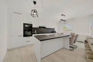 Ontdek dit verzorgd en instapklaar appartement, gelegen op de tweede verdieping van een kleinschalige residentie, gebouwd in 2007. Dankzij de rustige residentie en de praktische indeling is dit appartement ideaal voor zowel starters, gezinnen als investeerders.<br /><br />Bij het binnenkomen word je verwelkomd in een ruime inkomhal die toegang biedt tot de lichtrijke leefruimte met een recent vernieuwde, open keuken. De grote raampartijen zorgen voor een aangename lichtinval en geven rechtstreeks toegang tot het balkon, waar je heerlijk kan genieten van de zon en een gezellig aperitief.<br /><br />Verder beschikt het appartement over twee ruime slaapkamers, een comfortabele badkamer met ligbad en een apart toilet. Naast de keuken bevindt zich een praktische berging met aansluitingen voor een wasmachine en droogkast.<br /><br />Een absolute meerwaarde is de ruime garage met elektriciteitsaansluiting, die inbegrepen is in de verkoopprijs (waarde €35.000). Hierdoor beschik je niet alleen over een veilige parkeerplaats, maar ook over extra opbergruimte.<br /><br />Ben je op zoek naar een instapklaar appartement met alle comfort, een garage inbegrepen én gelegen in een rustige residentie? Dan is dit zeker een bezoek waard.<br /><br />Interesse? Neem contact op via emre@devastgoedlink.be of bel naar 0456 65 05 26 voor meer informatie of een bezoek.