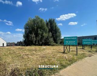Ontdek deze prachtige nieuwbouwwoning op een toplocatie in Zellik, gelegen in een rustige, verkeersluwe straat. Deze woning wordt volledig afgewerkt op maat van de koper, zodat u uw droomhuis volledig naar eigen smaak kan realiseren. Op het gelijkvloers vindt u een inkomhal met gastentoilet, een lichtrijke en ruime woonkamer met open, ingerichte keuken van maar liefst 50 m², evenals een garage met praktische wasberging. De eerste verdieping omvat drie volwaardige slaapkamers, een aparte dressing en een ruime badkamer met extra apart toilet. Verkoop onder 21% BTW op de constructie en registratierechten op de grondwaarde. Een unieke kans voor wie comfortabel en stijlvol wil wonen!