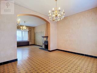 <p>Welkom in deze toffe woning aan de Prins Regentsquare in Landen, waar tijdloze charme en moderne mogelijkheden samenkomen. Deze woonst, die oorspronkelijk is opgetrokken in 1959, beschikt over een bewoonbare oppervlakte van 130 m² en een perceel van 236 m². Hier vind je de ruimte om te groeien en je dromen waar te maken, te midden van een aangename woonomgeving. De ideale setting voor gezinnen die op zoek zijn naar comfort en een gezellige thuisbasis. Het is gelegen op een leuk plein, waar menig jonge mensen ondertussen hun thuis van hebben gemaakt.</p>
<p>De indeling van het huis biedt tal van mogelijkheden om het geheel naar eigen smaak in te richten. De verschillende ruimtes zijn praktisch en functioneel, en dankzij de natuurlijke lichtinval voel je je hier meteen op je gemak. <br />Op het gelijkvloers tref je : de hal, de leefruimte, de keuken die aan vernieuwing toe is, toilet, badkamer.<br />Op de eerste verdieping : heb je recht op drie slaapkamers en bergingskamer.<br />Voor de woning is er mogelijkheid om te parkeren, achteraan bevindt zich een zeer ruime gesloten garage, die mee kan worden geïntegreerd in jouw eventueel toekomstige tuin.<br />De zolder bereik je via een trekluik.<br />Een groot pluspunt is absoluut ook de ruime kelder.<br />Dankzij het mooie epc (nog vrij recente ramen, deur, overal elektrische rolluiken) ben je absoluut niet gebonden aan de verplichtingen naar een energetische renovatie.<br />Gelegen op een fraaie locatie in de stad, geniet je van de voordelen van een rustige buurt met diverse voorzieningen binnen handbereik.<br />De grootwarenhuizen, scholen, winkels en sportinfrastructuur liggen op wandelafstand. </p>
<p>Ben je op zoek naar een woning met potentieel in een vriendelijke omgeving? Dit huis biedt een goede basis voor jou, je gezin of als investering. Neem de tijd om dit pand te ontdekken en ervaar zelf de mogelijkheden die het te bieden heeft. We nodigen je van harte uit voor een bezichtiging en om de unieke sfeer van dit huis te ervaren.</p>
