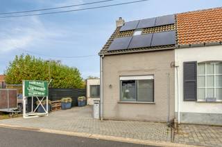 <strong>Halfopen bebouwing met twee slaapkamers en ruime tuin.</strong><br /><br /><strong>Indeling:</strong><br />U betreedt de woning via de inkomhal die toegang verleent tot <strong>de leefruimte met eetgedeelte</strong> en de keuken die voorzien is van een oven, vaatwasser en voldoende opbergruimte. Achterin de keuken bevindt zich de badkamer voorzien van <strong>een inloopdouche, lavabomeubel, toilet en aansluiting voor wasmachine en droogkast.</strong> <br />Op het <span>gelijkvloers</span> bevindt zich de eerste slaapkamer met ensuite dressing.<br />Op de <span>eerste verdieping</span> bevindt zich de tweede slaapkamer.<br />De woning beschikt over een <strong>uitgestrekte noordoost georiënteerde tuin</strong> met vijver en tuinberging.<br /><br /><strong>Bijzonderheden:</strong><br />Gerenoveerde woning met <strong>zonnepanelen;</strong><br />Grote en aangename tuin;<br />Parkeerplaats voor de deur;<br />Centraal en vlot bereikbaar.<br /><br /><strong>Ligging:</strong><br />Gelegen in de directe omgeving van <strong>scholen, winkels, openbaar vervoer en grote invalswegen</strong>.