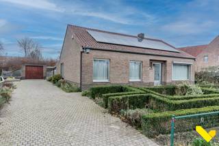 Te moderniseren woning op ruim perceel van 1.295 m².Deze gelijkvloerse gezinswoning bevindt zich op een interessante locatie vanwege de korte afstand...