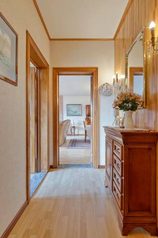 Bent u op zoek naar een uniek pand waar wonen en werken hand in hand gaan? Dit ruim huis met bijbehorend magazijn in Boom biedt tal van mogelijkheden voor zelfstandigen of wie nood heeft aan extra opslagruimte. Dit vastgoed is strategisch gelegen en biedt een uitstekende visibiliteit. Huisindeling: Gelijkvloers: .- Ingang naar handelsruimte - Bureauruimte 1- Bureauruimte 2- Sanitair- Tuin- Magazijn: Grote open ruimte met hoge inrijpoort, ideaal voor stockage of atelier.Eerste verdiep: - Gang- Ruime woonkamer- Ingerichte keuken en toegang tot het terras- Badkamer met douchebad en toilet - Slaapkamer 1- Slaapkamer 2Tweede verdieping: Ruime zolder met potentieel voor 2 extra kamers. Verder is er ook een droge kelder aanwezigTroeven:- Oprit voor meerdere wagens- Combinatie van privé woonst en professionele ruimte.- Stevige constructie met veel lichtinval.- Centrale ligging in de regio Boom. Het pand in de Kerkhofstraat is vlot bereikbaar via de A12 en E19, waardoor steden zoals Antwerpen en Brussel snel te bereiken zijn. Ook het openbaar vervoer en diverse winkels in het centrum van Boom liggen op wandelafstand.Bent u geïnteresseerd in dit vastgoed te koop in 2850 Boom? Aarzel dan niet om contact met ons op te nemen.Wenst u uw eigendom ook te koop of te huur te stellen? Steeds tot uw dienst om u verder te helpen met al uw vragen over vastgoed!Bestuursmaatregelen in het maatregelenregister: in aanvraag