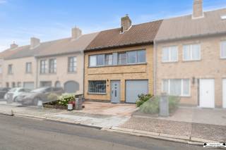 <p><span>In de Zijdeling in Bredene, gelegen in een rustige straat en toch vlak bij de zee en winkels, bevindt zich deze verzorgde en energiezuinige woning. Een ideale keuze voor wie comfortabel wil wonen aan de kust, zowel als vaste woonst als tweede verblijf.</span></p><p><span>Via de inkomhal met gastentoilet kom je terecht in de gezellige leefruimte met aansluitende eetplaats en open, volledig uitgeruste keuken. Achteraan bevindt zich een tweede, lichtrijke leefruimte met een grote raampartij en dubbele schuifdeur die uitgeven op de onderhoudsvriendelijke tuin met terras en een praktisch tuinhuis.</span></p><p><span>Vanuit de keuken heb je rechtstreeks toegang tot de inpandige garage met elektrische poort. Naast de garage is er ook parkeergelegenheid op de oprit.</span></p><p><span>Op de eerste verdieping bevinden zich drie ruime slaapkamers en een badkamer uitgerust met een inloopdouche, lavabo en toilet. Via een vaste trap bereik je de tweede verdieping, een polyvalente ruimte die perfect kan dienen als extra slaapkamer, hobbyruimte of bureau.</span></p><p><span>Deze woning is bovendien energiezuinig en beschikt over een gunstig EPC-label B.</span></p><p><strong>Troeven:</strong></p><ul><li>Rustige ligging nabij zee en winkels</li><li>Instapklare en uitstekend onderhouden woning</li><li>Energiezuinig (EPC-label B)</li></ul><p><br /> </p><p>Ideaal als je op zoek bent naar een verzorgde woning dicht bij de zee in een rustige omgeving. <br />Neem contact op voor meer info of een bezoek.</p>