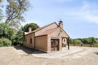 <span><strong> **Landelijk en discreet wonen te Bekkevoort**</strong></span><br /><br />In het landelijke Bekkevoort, op een boogscheut van belangrijke verbindingswegen en faciliteiten kan via een discrete weg deze achterin gelegen villa vinden. Het pand is vrijstaand en omgeven door groen. Het is er genieten van een oase aan rust. Deze verkoop omvat 4 percelen en kent een grondoppervlakte van meer dan 1 hectare.<br /><br />De woning zelf is bestaande uit 4 kamers waarvan 3 op heden benut worden als slaapkamer en 1 ingericht werd als bureau. Het pand is deels onderkelderd, voorzien van een bergruimte en wasruimte. Verder kan je heel wat authentieke elementen, houtwerk en ingemaakte kasten vinden. De keuken en badkamer zijn volledig geïnstalleerd en ingericht. Het is mogelijk om op het perceel zelf 10 wagens te plaatsen waarvan 2 in de voorziene overdekte garage en 8 buiten op het perceel rond de woning.<br /><br /><span><strong>Meer informatie of een bezichtiging ter plaatse? Met plezier! Contacteer ons: office@connect-immo.be of 016 229 228. </strong></span><br />EPC: 307 kWh/m² - 3660222