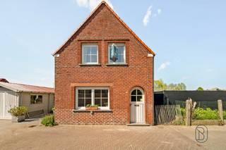 Te koop: Charmante woning met 2 slaapkamers + garage, en gezellige tuin in Zulte

In een rustige straat in Zulte bevindt zich deze gezellige woning met 2 slaapkamers, garage en een aangename tuin met tuinhuis.

Wat maakt dit pand uniek?
Via de inkomhal kom je in de gezellige leefruimte met zithoek en eetplaats. Aansluitend bevindt zich de aparte keuken, met een lichtrijke veranda die uitkijkt op de tuin. De woning beschikt over twee slaapkamers en een badkamer.

Buiten geniet je van een grote gezellige tuin. Daarnaast zijn er een aparte garage en een tuinberging, wat zorgt voor extra opbergruimte.

Voor wie is dit ideaal?
Ideaal voor mensen die op zoek zijn naar een charmante woning op een rustige ligging in Zulte.

Te koop via Immo Beguin, jouw vastgoedexpert sinds 2009, met kantoren in Ronse, Waregem, Kortrijk, Deinze, Doornik en Lessines.
Meer info of bezoek via loic@immobeguin.be