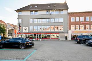 Op de hoek van de Zuidstraat en het Sint Denisplein in Residentie de 'Klinkklankerie' vinden we dit appartement terug.Indeling:Inkom (met ingebouwde...