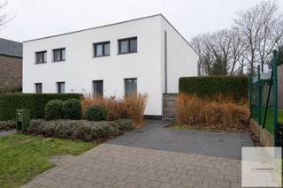Deze prachtige, hedendaagse woning werd gebouwd in 2015 en combineert moderne architectuur, hoogwaardig comfort en uitstekende energieprestaties (EPC label A).<br />De woning kenmerkt zich door haar strakke vormgeving, kwalitatieve afwerking en aangename lichtinval. <br /><br />Bij het betreden van de woning komt u in een inkomhal die toegang geeft tot de lichtrijke leefruimte met een moderne, open uitstraling en open keuken. De woning werd zeer smaakvol en tijdloos afgewerkt met duurzame materialen.<br /><br />Op het gelijkvloers bevindt zich bovendien een gastentoilet, een berging en een extra ruimte die perfect kan dienen als bureau, hobbyruimte of vierde slaapkamer.<br />Op de verdieping bevinden zich de nachthall, een tweede toilet, drie volwaardige slaapkamers en een stijlvolle badkamer (uitgerust met zowel een ligbad als een aparte douche).<br /><br />Dankzij de vloerverwarming in combinatie met een energiezuinig geothermisch systeem geniet u van een aangenaam binnenklimaat en bijzonder lage energiekosten. Dit resulteert in een uitstekend EPC label A.<br /><br />De woning is op heden aan een zeer standvastige huurder verhuurd, zodat het tevens de perfecte investering kan zijn!<br />Ideaal dus voor wie op zoek is naar een moderne, energiezuinige en comfortabele gezinswoning met een hedendaagse uitstraling.