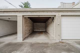 Garagebox in het hart van KortrijkBent u op zoek naar een veilige, goed gelegen parkeerplaats of extra opslagruimte in Kortrijk?Dit is uw kans.Garage...