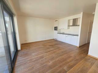 TE KOOP: APPARTEMENT MET AUTOSTAANPLAATS<br /><br />Welkom in het historische hart van Antwerpen!<br /><br />Het appartement is gelegen op wandelafstand van metro en centraal station, winkels, supermarkten, restaurants en veel historische bezienswaardigheden.<br />Het maakt deel uit van een rustig complex met gezellige binnentuin.<br /><br />Omschrijving : - Open leefruimte<br /> - Aparte slaapkamer met ensuite badkamer (bad/douche)<br /> - Apart toilet<br /> - Parket<br /> - Opp 45m2 met terras / 2de verd. (geen lift)<br /> - Ruime kelderberging<br /> - Ondergrondse autostaanplaats (inbegrepen in prijs)<br /> - Fietsenberging<br /><br />Heeft u interesse of vragen?<br />Mail : christine.janssens2@gmail.com