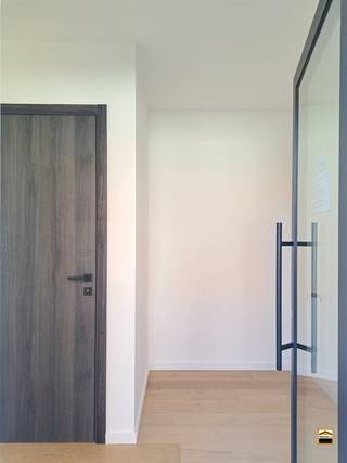 <p><span>Hoogafgewerkte woning met 3 slaapkamers en een mooie tuin van 31 m².</span><span><br /><br />Pal in het centrum realiseert de promotor Helico nv een hoogkwalitatief woonproject.</span><span><br /></span><span>Deze locatie werd geselecteerd gezien de centrale ligging. Al hetgeen een mens nodig</span><span><br /></span><span>heeft doet zich op wandelafstand voor. Denken we maar aan winkels, openbaar vervoer,</span><span><br /></span><span>restaurants, cafeetjes, recreatieve mogelijkheden, etc...</span><span><br /><br /></span><span>Het project omvat 19 wooneenheden.</span><span><br /></span><span>In het kelder-niveau voorzien we ondergrondse autostaanplaatsen, kelderbergingen,</span><span><br /></span><span>een vuilnisberging en een fietsberging. De kelderbergingen zijn ruim bemeten.</span><span><br /></span><span>Het kelderniveau is bereikbaar via een lift. </span><span><br /></span><span>Er is een gemeenschappelijke fitness ruimte aanwezig.</span><span> <br /><br />Deze woning beschikt over drie slaapkamers waarbij de woonvertrekken zich <br />verspreid over 2 niveaus voordoen.<br />De leefruimte en keuken staan met elkaar in verbinding waarbij de keuken is uitgerust <br />met een kookeiland. De leefruimte is ruim bemeten en geniet van veel lichtinval. <br />Vanuit de leefruimte heb je rechtstreeks toegang tot het ruime terras van 31 m².<br /><br />Ondergrondse kelderberging en parkeerplaatsen zijn beschikbaar.<br /><br /></span></p><p><span>Graag nodigen we U uit voor een bezoek ter plaatse.</span></p>