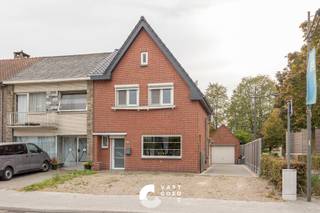 <p><strong><span>Charmante woning met centrale ligging in Kaulille</span></strong></p>
<p><span>Deze charmante arbeiderswoning is gelegen in Kaulillerdorp 46 te Bocholt, in het centrum van de landelijke deelgemeente Kaulille. Dankzij de centrale ligging bevinden bushaltes, scholen en winkels zich op wandelafstand. Voor een uitgebreider winkelaanbod kan je terecht in Bocholt of Bree. Ook de Nederlandse grens ligt vlakbij.</span></p>
<p><span>De woning werd doorheen de jaren gedeeltelijk vernieuwd. Zo werden onder meer de keuken, badkamer, beglazing en verwarmingsinstallatie aangepakt. De belangrijkste renovatie is het dak. Deze werd volledig vernieuwd in 2024. </span><span> De leefruimtes werden omgevormd tot een open en aangenaam geheel, waarbij de praktische keuken het hart van de woning vormt. Aansluitend biedt de veranda een mooi zicht op de compacte tuin.</span></p>
<p><span>Dankzij de praktische indeling en de reeds uitgevoerde vernieuwingen is deze woning uitermate geschikt als starterswoning of als compacte gezinswoning.</span></p>
<p><strong><span>Indeling:</span></strong></p>
<p><strong><span>Gelijkvloers:</span></strong></p>
<ul>
<li><span>Inkomhal</span></li>
<li>
<p><span>Leefruimte met open indeling</span></p>
</li>
<li>
<p><span>Praktische keuken</span></p>
</li>
<li><span>Wasplaats</span></li>
<li>
<p><span>Veranda met zicht op de tuin</span></p>
</li>
</ul>
<p><strong><span>1ste verdieping:</span></strong></p>
<ul>
<li>
<p><span>Nachthal</span></p>
</li>
<li>
<p><span>3 slaapkamers</span></p>
</li>
<li>
<p><span>Ruime badkamer met ligbad, douche, badkamermeubel en toilet</span></p>
</li>
</ul>
<p><strong><span>Zolder:</span></strong></p>
<ul>
<li>
<p><span>Ruime verder in te richten zolder bereikbaar via een vaste trap ideaal voor een vierde slaapkamer</span></p>
</li>
</ul>
<p><strong><span>Buitenruimte:</span></strong></p>
<ul>
<li>
<p><span>Compacte tuin</span></p>
</li>
<li>
<p><span>Vrijstaande garage met overkapping</span></p>
</li>
</ul>
<p><strong><span>Troeven:</span></strong></p>
<ul>
<li>
<p><span>Scholen, winkels en openbaar vervoer op wandelafstand</span></p>
</li>
<li>
<p><span>Grotendeels vernieuwd, met onder meer het dak, keuken, badkamer, beglazing en verwarmingsinstallatie</span></p>
</li>
<li>
<p><span>Praktische indeling met 3 slaapkamers</span></p>
</li>
<li>
<p><span>Vrijstaande garage en ruime zolder voor extra opslagmogelijkheden<br /></span><span></span></p>
</li>
</ul>
<p><span>Ben jij op zoek naar een charmante woning met een centrale ligging in Kaulille? Neem contact met ons op voor meer informatie of een bezichtiging. We helpen je graag verder!</span></p>