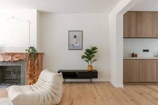 Op een gegeerde locatie in Sint-Amandsberg bevindt zich dit uitzonderlijk kwalitatief gerenoveerde appartement, waar een hoogwaardige afwerking en hedendaags wooncomfort centraal staan. U geniet hier van een rustige woonomgeving, terwijl winkels, scholen, openbaar vervoer en het historische centrum van Gent zich op korte afstand bevinden.<br /><br />Via de ruime inkomhal bereikt u de lichtrijke leefruimte met open keuken. De grote raampartijen zorgen voor veel natuurlijk daglicht en bieden een prachtig, vrij uitzicht op het omliggende groen. De volledig uitgeruste keuken beschikt over een vaatwasser, koelkast, diepvriezer, kookplaat en spoelbak.<br /><br />Het appartement beschikt over drie volwaardige slaapkamers, twee badkamers en een apart toilet. De combinatie van ruimte, een kwalitatieve afwerking en een praktische indeling maakt dit appartement bijzonder geschikt voor gezinnen of wie op zoek is naar extra wooncomfort.<br /><br />Troeven:<br />• Kwalitatieve totaalrenovatie<br />• 3 volwaardige slaapkamers<br />• 2 badkamers<br />• Instapklaar en energiezuinig<br />• Lichtrijke leefruimte met open keuken<br />• Prachtig vrij uitzicht op het groen<br />• Rustige ligging in Sint-Amandsberg<br />• Vlotte verbinding naar Gent, invalswegen en openbaar vervoer<br /><br />Een unieke opportuniteit voor wie op zoek is naar een stijlvolle en instapklare woonst waar kwaliteit, ruimte en een groene omgeving perfect samenkomen.<br /><br /><br />Voor meer informatie of een bezoek, contacteer Thomas via thomas@vicusvastgoed.be of op het nummer 0474 26 27 58.