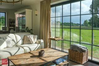 Inkomhal, ruime living in (eiken) parket met open haard, ingerichte luxe-keuken (Frank Tack), bijkeuken/berging, slaapkamer met ensuite douchekamer...
