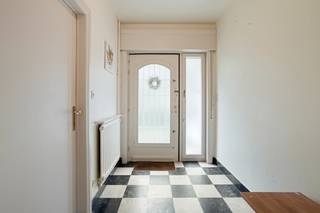 Extra woonruimte mogelijk op de zolderverdieping...<br /><br />Vanuit de inkomhal met gastentoilet is er toegang tot zowel de leefruimte als tot de keuken. De slaapkamer is rechtstreeks vanuit de living bereikbaar. In de bergplaats is er een basisbadkamer ingericht met een extra toilet. Daarnaast is er op de gelijkvloerse verdieping nog een ruime garage aanwezig. <br />Via een vaste trap is er toegang tot de grote zolder, waar nog extra kamers kunnen ingericht worden. <br />De woning ligt in het midden van het perceel, waardoor je rondom de woning gezellige zithoekjes kan maken. Een zongericht terras of liever in de rustig schaduwplekje, alles is mogelijk! <br /><br />De woning ligt vlakbij het centrum van de bruisende gemeente Lauwe, waarbij openbaar vervoer, scholen en supermarkten op wandelafstand toegankelijk zijn!