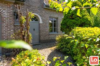 <strong>Charmante woning met zuid gerichte tuin in rustige buurt van Lochristi</strong><br />In een rustige straat te Lochristi, achter een mooie kasseien oprit, schuilt deze charmante woning.  De woning is op te frissen en biedt daardoor de mogelijkheid om ze verder naar eigen smaak in te richten.<br />De ligging is een absolute troef: heerlijk rustig, net buiten het centrum, en toch met een vlotte verbinding naar winkels en de R4.<br />Binnen geniet u van een ruime keuken en een gezellige leefruimte met houtcassette en een mooi uitzicht op de tuin. Verder beschikt de woning over een inpandige garage met een praktische berging/wasplaats. Dankzij de slimme indeling zijn alle ruimtes optimaal benut en voelt de woning bijzonder aangenaam aan.<br />Op de verdieping bevinden zich drie slaapkamers en een ruime badkamer met douche, ligbad, dubbele lavabo en toilet. <br /><br />Buiten wacht een mooie, groene zuid gerichte tuin waar u de hele dag kan genieten. Het perceel heeft een oppervlakte van 612 m² en beschikt over een terras dat aansluit op de woning.<br />Als extra is er nog een ruime vrijstaande garage, ideaal als werkplaats, hobbyruimte of extra opslagplaats.<br /><br />Een warme en verzorgde woning op een rustige locatie, met heel wat ruimte, comfort en potentieel!<br /><br />Interesse om deze charmante woning te bezoeken?  Contacteer ons via info@loimmo.be