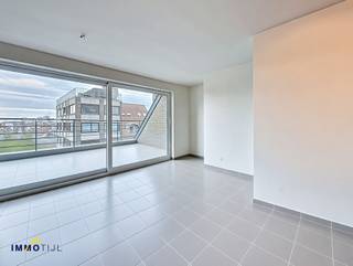 Dit recent appartement bevindt zich op de vijfde en zesde verdieping van een verzorgd gebouw met lift. Het omvat een inkomhal, een...