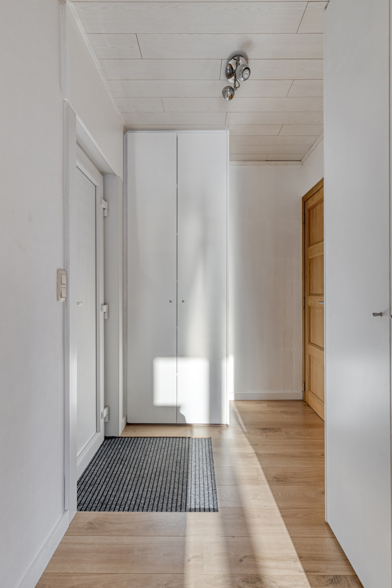 Instapklare gezinswoning met praktijkruimte en zwembad! - foto 2