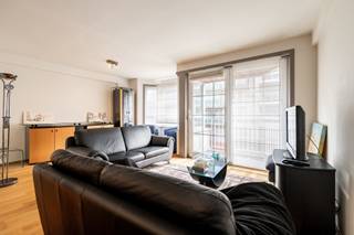 <p><strong>À vendre en exclusivité<br /><br />Appartement 2 chambres idéalement situé, à distance de marche des boutiques, des restaurants et de la plage.</strong></p>
<p>Disposition : hall d’entrée avec vestiaire et toilette invités. Spacieux séjour lumineux avec accès à la terrasse. Cuisine ouverte avec débarras attenant.</p>
<p>À l’arrière se trouvent deux chambres, dont une actuellement aménagée en bureau. Les deux chambres donnent accès à la terrasse arrière et disposent chacune de leur salle de bains ensuite.</p>
<p>Possibilité d’acquérir un emplacement de parking au rez-de-chaussée dans la résidence</p>