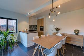 In een recent gebouwde residentie vinden we dit prachtige gelijkvloers appartement met ruime tuin terug. <br />We komen binnen via een gezellige gang en vinden hier meteen de twee spatieuze slaapkamers. De badkamer beschikt over een grote inloopdouche en een wastafel met spiegelkast. De leefruimte baadt in het zonlicht dankzij de grote raampartijen die op de tuin uitgeven. De open keuken met kookeiland is volledig uitgerust met alle toestellen en geniet van voldoende opbergkasten.<br />Aan de achterzijde van het appartement vinden we een gezellig terug terug en een prachtige tuin. Een praktisch tuinhuis en twee staanplaatsen maken het plaatje compleet.<br />Gemeenschappelijke kosten + 50 euro/per maand