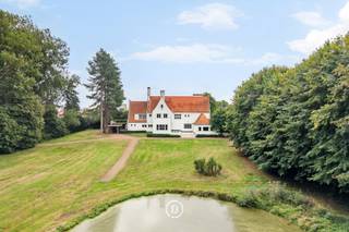 Deze karaktervolle villa, ontworpen door architect Luc Vierin, bevindt zich op een uitzonderlijk domein van maar liefst 1,33 hectare. De woning ademt ruimte, licht en privacy, met royale leefruimtes en een tijdloze architectuur. Hier woon je omringd door groen met een prachtig uitzicht op de tuin en vijver.<br /><br />Mits opfrissing, biedt de woning een unieke kans om uw droomwoning te creëren op een toplocatie met vlotte bereikbaarheid. Authentieke elementen en het sterke architecturale karakter vormen de ideale basis voor een stijlvolle herinterpretatie naar hedendaags comfort.<br />Binnenin word je verwelkomd in een ruime inkomhal die leidt naar een lichtrijke living, aangevuld met een aparte biljart- of speelzaal en een gezellige eetplaats. De keuken met bijkeuken biedt tal van mogelijkheden. Verder beschikt de woning over vijf volwaardige slaapkamers, twee badkamers en twee douchekamers. Ook aan bergruimte geen gebrek, met kelder, zolder en dubbele garage.<br />Buiten strekt zich een prachtig aangelegde tuin uit met vijver en bos.<br /><br />Kortom, een zeldzame opportuniteit voor wie op zoek is naar ruimte, karakter en potentieel.