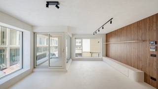 Stijlvol 3-slaapkamerappartement met terras en hoogwaardige afwerking gelegen op wandelafstand van de Zeedijk en het strand.<br />Ontdek dit prachtige, instapklare 3-slaapkamerappartement waar comfort, ruimte en kwaliteit centraal staan. Gelegen op een gunstige locatie biedt deze woning alles wat u zoekt voor modern en zorgeloos wonen.<br />Bij het betreden van het appartement wordt u verwelkomd in een lichtrijke leefruimte met een elegante afwerking en oog voor detail. De open, volledig uitgeruste keuken sluit naadloos aan op de eet- en zithoek, ideaal voor gezellige avonden en het ontvangen van gasten.<br />Het appartement beschikt over drie slaapkamers, perfect voor een gezin, of als tweedeverblijf. De badkamer met inloopdouche en ligbad is stijlvol ingericht met kwalitatieve materialen en voorzien van alle hedendaagse comfort.<br />Een absolute troef is het ruime terras waar u in alle rust kunt genieten van het buitenleven.<br />Troeven:<br />3 ruime slaapkamers<br />Hoogwaardige en duurzame afwerking<br />Lichtrijke leefruimte<br />Volledig uitgeruste keuken<br />Modern ingerichte badkamer<br />Aangenaam terras<br />Instapklaar<br />Energiezuinig<br />Dit appartement combineert luxe en functionaliteit op een uitstekende locatie. Ideaal voor wie op zoek is naar een kwaliteitsvolle woonst zonder zorgen.<br />Interesse? Neem vandaag nog contact op voor meer informatie of een bezichtiging!
