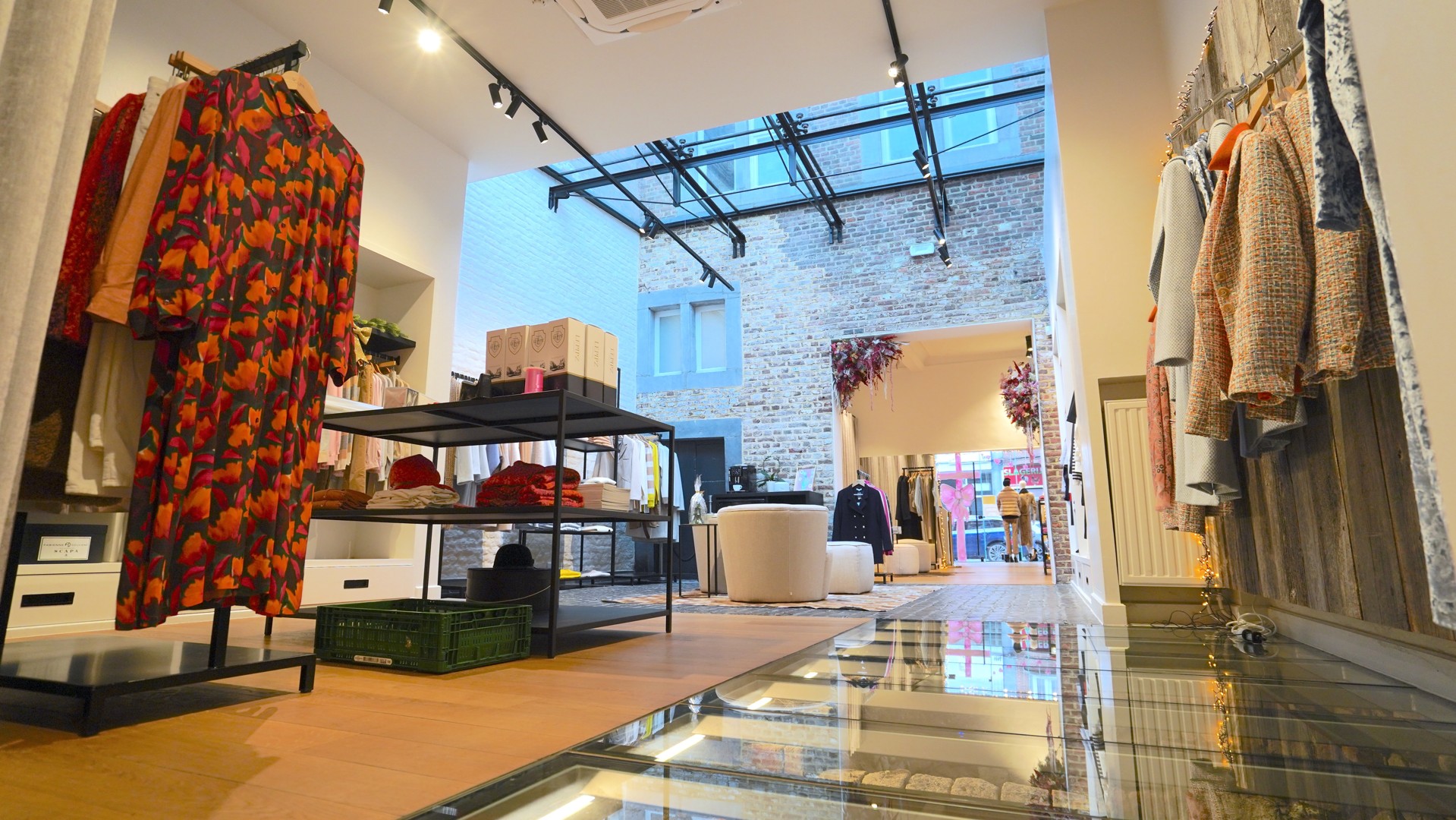 Historisch handelspand op commerciële TOP-locatie in hartje Sint-Truiden - foto 1
