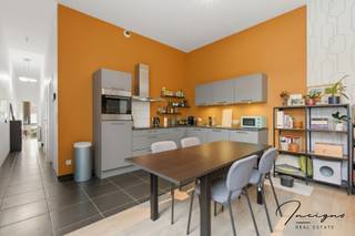 <strong>Hip</strong> gelijkvloers wonen met stadstuin op<strong> het Eilandje</strong> in Antwerpen<br /><br />Op zoek naar ruimte, licht én een leuke buitenplek op het bruisende Eilandje?<br /><br />Dit ruim gelijkvloers appartement bevindt zich in een <strong>stijlvol en verzorgd gebouw</strong> op een <strong>toplocatie</strong>.<br />Bij het binnenkomen word je meteen verrast door de royale leefruimte met open keuken. Het hoge plafond en de grote raampartijen zorgen voor een heerlijk gevoel van licht en ruimte, met een mooi zicht op de gezellige stadstuin.<br />Een op maat gemaakte kastenwand vormt een slimme en esthetische scheiding tussen de leefruimte en één van de slaapkamers. Deze kamer bevindt zich aan de achterzijde van het appartement en wordt momenteel ingericht als <strong>thuiskantoor</strong> – ideaal voor wie comfortabel van thuis wil werken.<br />Aan de voorzijde van het appartement bevindt zich nog een tweede, lichtrijke slaapkamer. Verder beschikt het appartement over een aparte gastentoilet, een badkamer en een praktische berging in de gang.<br /><br /><strong>Extra troeven:</strong>
<ul>
	<li>Gezellige en onderhoudsvriendelijke stadstuin</li>
	<li>Fietsenstalling in de ondergrondse garage</li>
	<li>Private kelderberging</li>
	<li>Gelijkvloers comfort op een gegeerde locatie</li>
</ul>
Kortom, een instapklaar en ruim appartement met een mooie combinatie van karakter, functionaliteit en hippe stadsomgeving.<br />Interesse? Ontdek zelf de charme van dit unieke appartement en plan snel je bezoek in!