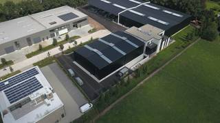 D'une superficie de 175 m², cet entrepôt moderne (construit en 2018) est idéal pour diverses activités commerciales ou logistiques. L'unité est facilement accessible par une grande porte sectionnelle (4 mètres de large et 6 mètres de haut), qui garantit une entrée et une sortie fluides des marchandises. Dimensions 11 mètres sur 16. Le point le plus bas de l'entrepôt est de 8,20 mètres et le point le plus élevé au milieu est de 9,30 mètres. De plus, l'entrepôt dispose d'une porte coupe-feu séparée pour une sécurité optimale.<br /><br />L'espace est entièrement équipé avec toutes les commodités nécessaires, notamment :<br />- Raccordement à l'eau et à l'électricité.<br />- Un système d'alarme professionnel<br /><br />L'emplacement stratégique à proximité du centre de Wuustwezel et l'état moderne du bâtiment font de cet entrepôt une trouvaille rare dans la région.<br /><br />Vous recherchez un espace qui soutient la croissance de votre entreprise ? Veuillez nous contacter rapidement pour plus d'informations ou pour planifier une visite via leen.van.bavel@dewaele.com ou 0468 320 677<br /><br />(re) Acheter ou (re) louer dans la région de Wuustwezel, Brecht, Hoogstraten ou Malle ? Si vous avez des questions, vous pouvez toujours nous contacter !<br />Dewaele Vastgoed avec des conseils.<br /><br />Ces visualisations basées sur l'IA sont destinées à inspirer. Les spécifications techniques, les réglementations d'urbanisme ou les possibilités concrètes de réalisation n'ont pas été prises en compte.