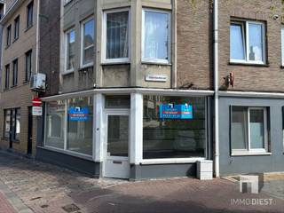 <p><span>Ontdek deze handelsruimte met woonst in Diest! Met een totale oppervlakte van 97m² biedt dit pand mogelijkheden voor diverse commerciële doeleinden.</span></p><p><span> </span></p><p><span>**Belangrijkste kenmerken van het pand:**</span></p><p><span> </span></p><p><span>1. **Ruimte**: Met een oppervlakte van 97m², biedt dit pand ruimte voor diverse commerciële activiteiten. De grote etalages zorgen voor een uitstekende zichtbaarheid en natuurlijke lichtinval.</span></p><p><span> </span></p><p><span>2. **Garages**: Het pand beschikt over maar liefst 3 garages en 2 bergingen, een zeldzaamheid in het centrum van de stad. Dit biedt niet alleen parkeergelegenheid, maar kan ook dienen als opslagruimte.</span></p><p><span> </span></p><p><span>3. **Flexibele indeling**: De ruime en open opzet van het pand maakt het gemakkelijk aan te passen aan uw specifieke behoeften en wensen. U kunt de ruimte naar eigen inzicht inrichten en optimaliseren.</span></p><p><span> </span></p><p><span>4. **Functionele voorzieningen**: Het pand is voorzien van radiatoren voor verwarming en een goed uitgeruste badkamer met moderne voorzieningen. Dit zorgt voor een comfortabel verblijf voor zowel u als uw medewerkers.</span></p><p><span> </span></p><p><span>5. **Strategische ligging**: Gelegen in een drukke straat van Diest, biedt dit pand een uitstekende toegankelijkheid en zichtbaarheid. Uw bedrijf zal profiteren van de levendige omgeving en de nabijheid van andere lokale ondernemingen.</span></p><p><span> </span></p><p><span>EPC: C</span></p><p><span>Asbestveilig.</span></p><p><span> </span></p><p><span>Dit pand is een uitstekende gelegenheid voor ondernemers die op zoek zijn naar ruimte en een goede locatie in Diest. </span></p><p><span> </span></p><p><span>Neem vandaag nog contact met ons op voor meer informatie of een bezichtiging!</span></p><p><span>Bel Immo Diest: 013 31 25 22.</span></p>