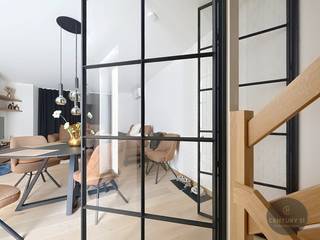 Op zoek naar een moderne, energiezuinige woning op een toplocatie in Knokke? Deze recent gebouwde halfopen bebouwing (2024) aan de Boudewijnlaan 78 combineert kwalitatieve afwerking met een praktische indeling en zonnige buitenruimtes op meerdere niveaus.<br /><br />De woning is gunstig gelegen nabij het centrum van Knokke, met winkels, horeca, openbaar vervoer en scholen op wandel- of fietsafstand. Ook het station van Knokke en de zee zijn vlot bereikbaar. Een rustige, residentiële omgeving met een uitstekende verbinding naar zowel het centrum als de uitvalswegen.<br /><br />Indeling als volgt: Inkomhal met traphal, kleine garage (ideaal voor fietsen of bromfietsen), douchekamer, slaapkamer met toegang tot een klein terras.<br />Tussenverdieping met praktische wasplaats en toegang tot een koer.<br />Eerste verdieping met ruime, lichtrijke leefruimte met open keuken, afzonderlijk toilet en zonnig terras aan de zijkant.<br />Tweede verdieping: twee comfortabele slaapkamers en een tweede douchekamer.<br />Derde verdieping: master bedroom met eigen badkamer en toegang tot een zuidgericht-terras.<br /><br />Troeven<br />-Nieuwbouw (2024) – instapklaar<br />-Energiezuinig – conforme technieken en isolatie<br />-Hoogwaardige materialen en moderne afwerking<br />-Verschillende terrassen en buitenruimtes<br />-Ideale woning voor vaste bewoning of tweede verblijf aan zee<br /><br />Een perfect afgewerkte woning op een gegeerde locatie in Knokke!