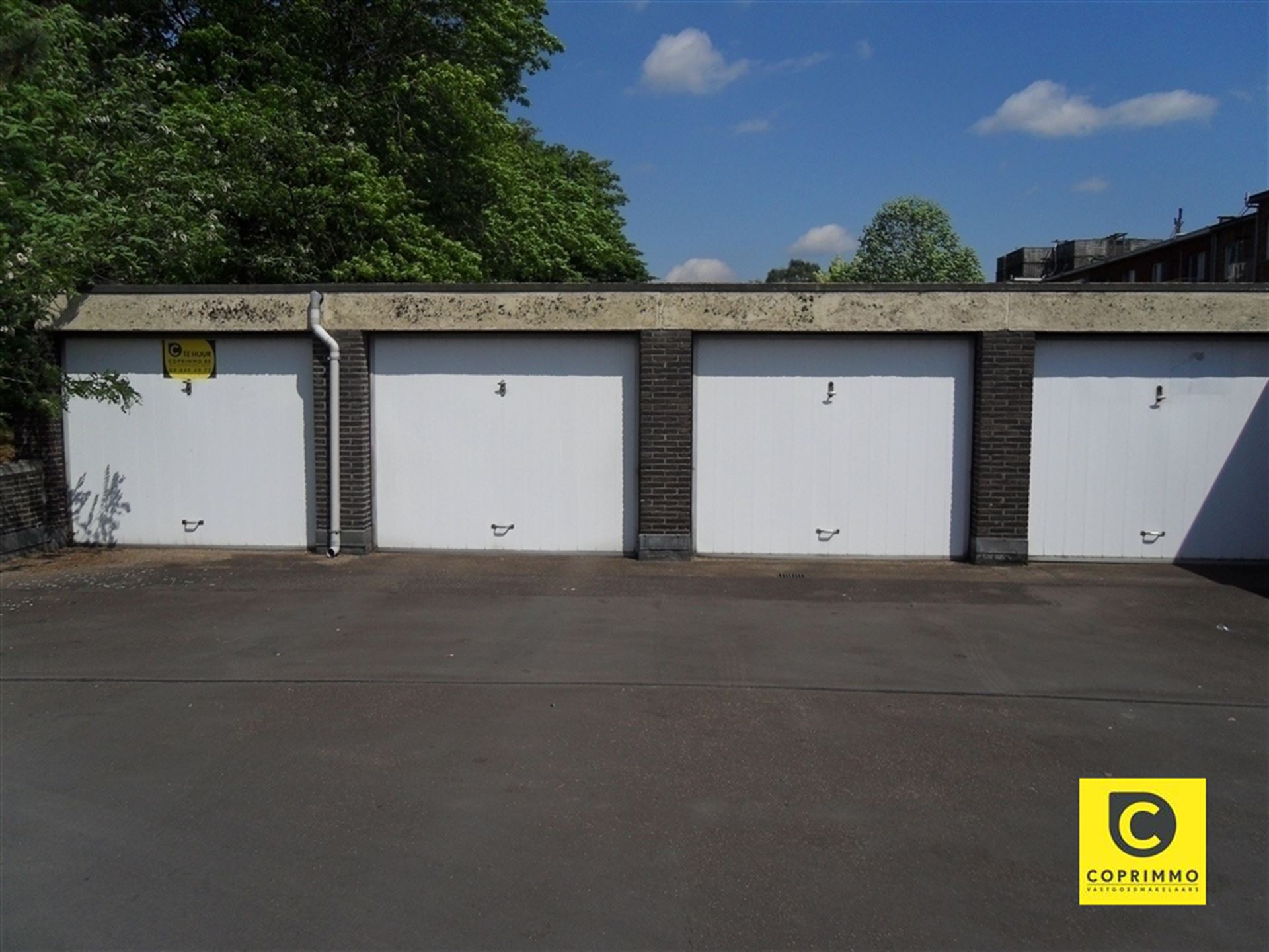 Ideaal gelegen bovengrondse garagebox! Te huur aan 135 euro/maand. Afmetingen:Vrije doorgang: 2m23Hoogte: 1m92Beschikbaar: Direct!