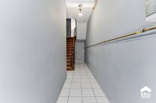 Te koop: ruime woning in het centrum van Ieper, met mogelijkheid tot het creëren van 2 appartementen.Optioneel kan er een ruime garage bij gekocht...