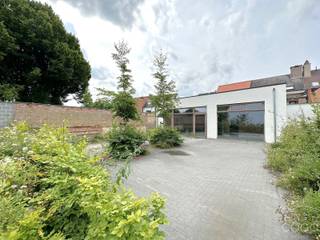 <p>Midden in het dorp, op de gemeenteplaats, is dit uniek en karaktervol ‘nieuwbouw’ horeca handelspand gelegen, bij winkels, scholen en openbaar vervoer. Het treinstation “Noorderkempen” en de oprit E19 is vlakbij. De dagelijkse passage van de vele fietsers en wandelaars is een niet te onderschatten pluspunt.<br />Momenteel is het pand nog volledig casco, maar de afwerking hiervan is in samenspraak met de verhuurder overeen te komen.<br />Ingedeeld als volgt: gelijkvloers 260m² verdeeld in één grote ruimte met een grote voorraadberging, keukenruimte en aparte toilettenruimte. Achteraan mooie grote ramen naar het aangelegde terras van 136m² met toegang naar de private parking. Het terras en de parking is te bereiken via het achtergelegen Schoolplein, waar zich eveneens een grote openbare parking bevindt.<br />De grote ramen aan de voorgevel kunnen volledig open gezet worden en er is een mogelijkheid om op het plein een terras aan te vragen bij de gemeente Brecht. In de ruimte gelijkvloers heb je een open trap welke leidt naar de bovenverdiepingen. De 1e en 2e verdieping kan gebruikt worden als extra ruimte of als woonst. Deze verdiepingen hebben nog telkens een oppervlakte van 67 en 60m². Het huidig vermeld EPC (min. 589 kWh en max. 1.376 kWh/m²) is nog een hoge score doordat er nog geen afwerking (verwarming etc.) aanwezig is, na afwerking zal dit een veel lagere score worden. Extra: huurcontract met drankafnamecontract.</p>