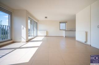 De liggingDit lichtrijk en instapklaar appartement is gelegen pal in het centrum van Kruishoutem, op wandelafstand van diverse handelszaken en het...