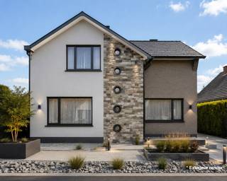 178 m² woonruimte, 4 volwaardige slaapkamers én 588 m² grond in Linter. Deze ruime halfopen woning biedt een uitstekende basis voor wie op zoek is naar een gezinswoning die volledig naar eigen smaak gerenoveerd kan worden. Naast een woonkamer van ca. 41 m² beschikt de woning over een aparte eetkamer, bureau, veranda en vier bijzonder ruime slaapkamers. Extra troeven zijn de kelder van ca. 45 m², zolder van ca. 80 m², inpandige garage en ruime tuin. De badkamer en het toilet werden reeds vernieuwd in 2020. Een woning met vooral heel veel ruimte en mogelijkheden. Ontdek alle foto's en info op www.swevers.be of plan uw bezoek via 012 699 900. Bron bewoonbare oppervlakte: EPC-verslag.