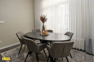 Prachtige, ruime rijwoning met karakter en modern comfort in Borgerhout. Deze woning biedt 155 m² bewoonbare oppervlakte op een rustig straatniveau...