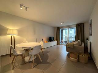 <p>Bij binnenkomst word je begroet door een lichte en ruime leefruimte met een moderne open keuken. De grote raampartijen zorgen voor een overvloed aan natuurlijk licht, terwijl de keuken is uitgerust met alle comfort, inclusief een ijskast met diepvriesvak, vaatwasser, combi-oven en een keramisch kookvuur. Vanuit hier heb je directe toegang tot het gezellige terras, perfect voor ontspannen momenten.<br /><br />Een handige berging met aansluiting voor wasmachine en droogkast biedt extra gemak. De badkamer is stijlvol ingericht met een bad-douche combinatie, dubbel lavabomeubel en een toilet. De twee slaapkamers zijn rustig gelegen aan de achterzijde van het appartement, waarvan één ruime tweepersoonskamer van 12 m2 en een gezellige éénpersoonskamer van 7,50 m2.<br /><br />Dit energiezuinige appartement is gebouwd volgens de BEN principes (Bijna Energie Neutraal), waardoor het zeer weinig energie verbruikt voor verwarming, ventilatie, koeling en warm water. Dit resulteert in een lage energiefactuur.<br /><br />Daarnaast is er de mogelijkheid om een parkeerplaats te huren voor slechts €100 per maand. De forfait voor gemeenschappelijke kosten, inclusief onderhoud en elektriciteit van gemeenschappelijke delen en lift, bedraagt €95 per maand.<br /><br />Dit unieke appartement is beschikbaar vanaf 1 oktober 2025, met een huurwaarborg van 3 maanden en een contractduur van 3 jaar. Mis deze kans niet om comfortabel en energiezuinig te wonen in dit prachtige appartement!</p>