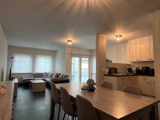 Nabij het centrum van Zulte vinden we dit instapklare appartement op de eerste verdieping. Vlotte verbinding naar E17 en belangrijke invalswegen. Het...