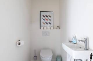 <strong>Huurprijs: 1.250 EUR per maand<br />Kosten plaatsbeschrijving zijn 50/50 te betalen door huurder en verhuurder<br />Huurwaarborg = 3 maanden huur<br />Beschikbaar: 01/07/2026<br /><br /></strong><strong>BEZOEK AANVRAGEN EN KANDIDAAT STELLEN VIA ONZE WEBSITE: www.deboerenpartners.be</strong><br />Indien u een bezoek wenst aan te vragen aan dit eigendom te huur, dan kan dit enkel via het aanvraagformulier op onze website. U zoekt het betreffende eigendom onder ons 'aanbod te huur', en klikt daarna bovenaan op 'bezoek inplannen'.<br />Daarna doorloopt u alle stappen en vult u de gevraagde gegevens in. Wij behandelen uw aanvraag binnen de 2 werkdagen en contacteren u daarna. Omwille van het grote aantal aanvragen, worden verzoeken via Immoweb, Immoscoop of Spotto niet behandeld.<br /><br /><span>Beschrijving van de woning:</span><br />U betreedt het gebouw via de eigen riante inkomhal. Er zijn elektrische aansluitingen voorzien om bv. elektrische fiets op te laden.<br /><br />Via de vaste trap in de inkomhal brengt u naar de eerste verdieping. Rechts van de gang bevindt zich de ruime leefruimte die van veel natuurlijk daglicht geniet mede door de gezellige patio die bereikbaar is door de grote schuifdeur. De open keuken is voorzien van alle nodige kwaliteitstoestellen en handige inbouwkasten. De gang brengt u naar de 2 slaapkamers. De badkamer is voorzien van alle comfort zoals een inloopdouche, een ligbad en een dubbele wastafel. Verder is er nog een aparte wasplaats/berging voorzien en een apart toilet.<br /><br />Buiten beschikt de woning over een ruime carport waar u uw wagen steeds overdekt kunt parkeren. Daarnaast is er op de oprit nog voldoende plaats om een tweede wagen te stallen.<br /><br /><span>Bijzonderheden:</span><br />- Gehele appartement is voorzien van vloerverwarming<br />- Zonnepanelen aanwezig<br />- Ventilatie D systeem dus warme lucht wordt gerecupereerd waardoor er continue verse lucht voorzien wordt(ook in de slaapkamers!)<br />- Zeer lage energie verbruik door de hoge isolatie waardes in combinatie met zonnepanelen(E-peil 18)<br />- Aluminium ramen onderhoudsvrij.<br />- Onderhoud van ventilatiesysteem en dampkap en tuinonderhoud zijn NIET inbegrepen in de prijs: 50€/maand<br />- Gordijnrails en verlichting reeds voorzien<strong><br /></strong>