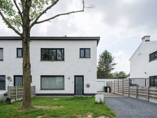 Deze instapklare halfopen bebouwing is rustig gelegen in een aangename woonomgeving in Oostakker. Dankzij de centrale ligging bereikt u in enkele minuten winkels, scholen en horeca.<br /><br />De woning heeft van een uitstekende bereikbaarheid met de nabijheid van de R4 en belangrijke invalswegen, wat zorgt voor een vlotte verbinding richting Gent, Antwerpen en Brussel.<br /><br />De indeling is als volgt: via de inkomhal betreedt u de woning, waar zich een gastentoilet bevindt. Vervolgens komt u in de lichtrijke leefruimte, die aansluit op de keuken. De open keuken met eiland biedt toegang tot de tuin en beschikt over voldoende ruimte.<br /><br />De tuin bestaat uit een aangelegd terras en is volledig afgebakend, dat een aangename private sfeer geeft. Daarnaast is er een aparte garage en oprit waar u meerdere wagens kunt parkeren.<br /><br />Op de eerste verdieping bevinden zich drie slaapkamers en een badkamer, uitgerust met de nodige voorzieningen.<br /><br />Troeven:
<ul>
	<li>Instapklare halfopen bebouwing</li>
	<li>Rustige ligging centraal in Oostakker</li>
	<li>Goede bereikbaarheid via R4</li>
	<li>Aangename tuin met aparte garage</li>
</ul>
<br />Bent u op zoek naar een woning die u volledig naar eigen smaak kan renoveren op een gunstige locatie? Neem dan snel contact op via 0484 14 96 86 of info@oko.immo.