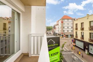 <p><strong>Appartement clé en main de 2 chambres (±71 m²) avec 2 salles de bains et terrasses </strong></p><p>Appartement bien entretenu avec un <strong>espace de vie lumineux</strong>, une <strong>cuisine entièrement équipée</strong>, <strong>2 chambres</strong>, <strong>2 salles de bains</strong>, des toilettes séparées et un débarras avec branchement pour machine à laver.</p><p><strong>Caractéristiques :</strong></p><ul><li><p>EPC <strong>C</strong> & électricité conforme</p></li><li><p>Chauffage électrique par pièce</p></li><li><p>Vitrage insonorisé</p></li><li><p>Revêtement de sol stratifié dans les pièces à vivre et les chambres à coucher</p></li><li><p>Carrelage dans la cuisine, les salles de bains et le hall d'entrée</p></li></ul><p><strong>Extras :</strong></p><ul><li><p>Plusieurs terrasses, dont un <strong>balcon orienté sud-est</strong></p></li><li><p>Abri à vélos, local à poubelles & hangar commun</p></li></ul><p>Excellente situation et agencement efficace - <strong>prêt à l'emploi et confortable</strong>.</p>