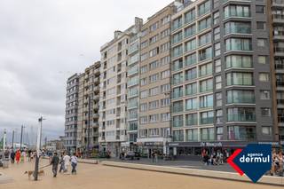 <br />Volledig gerenoveerd appartement met een open keuken en lichtrijke leefruimte met een indrukwekkend uitzicht op de havengeul en de kustlijn tot in Zeebrugge. De afwerking is van topkwaliteit: doorlopende parketvloeren zorgen voor een warme, elegante uitstraling. De keuken sluit aan op een praktische berging. Achteraan bevindt zich een rustig terrasje, toegankelijk via één van de slaapkamers. De nachthal is voorzien van ingemaakte kasten én ruimte voor een wasmachine. Er is voldoende opbergruimte in het hele appartement, en een privatieve kelderberging is inbegrepen. Dit appartement is gelegen in het bruisende stadscentrum, op wandelafstand van winkels, restaurants en het openbaar vervoer. Een unieke kans om stijlvol te wonen aan zee, plan snel je bezoek!<br />