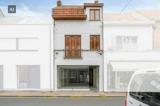 Deze opbrengsteigendom is uitstekend gelegen in de stadskern van Izegem en omvat een handelspand met achterliggende woonst van ca. 228 m² , een duplexappartement en een ruime garage. Dankzij de centrale ligging bevinden diverse handelszaken, de Heilig-Hartkerk en de Sint-Jozefskliniek zich op wandelafstand.<br /><br />Op het gelijkvloers beschikt de woonst over een ruime winkelruimte met open kasten, een vestiaire met aparte berging, een lichtrijke leefruimte met dakvensters en een aansluitende open keuken. Verder zijn er een hal, badkamer met douche, dubbel lavabomeubel en ligbad, een praktische berging/wasplaats en een apart toilet. Achteraan bevindt zich een ruime, polyvalente open ruimte met veel natuurlijke lichtinval. Via de trap in deze ruimte bereikt u de eerste verdieping, waar zich één à twee slaapkamers bevinden.<br /><br />Een bijkomende troef is de ruime, ingesloten stadskoer, die zorgt voor een aangename buitenruimte midden in de stad.<br /><br />De eigendom beschikt bovendien over een zeer ruime garage, geschikt voor het stallen van circa drie wagens. Deze is bereikbaar via de Onze-Lieve-Vrouwestraat en is uitgerust met een automatische sectionaalpoort. De garage wordt afzonderlijk aangeboden.<br /><br />Tot slot omvat de eigendom een duplexappartement. Op de eerste verdieping bevinden zich een inkomhal, gastentoilet, keuken uitgerust met fornuis, oven en spoelbak, een berging en een ruime woonkamer. Via de vaste trap bereikt u de tweede verdieping, waar een ruime slaapkamer, een badkamer met bad en wastafel en een extra berging aanwezig zijn.<br /><br />Een veelzijdige eigendom met een interessante combinatie van commerciële ruimte, woongelegenheid, een duplexappartement, ruime buitenruimte en een grote garage, gelegen op een uiterst centrale locatie in Izegem.<br /><br />Dit pand is onderworpen aan de renovatieverplichting van de Vlaamse overheid voor residentiële gebouwen (behoudens bij sloop binnen 5 jaar na de aankoop). Consulteer voor meer informatie de website van het Vlaams Energie- en Klimaatagentschap via https://www.vlaanderen.be/een-woning-kopen/renovatieverplichting-voor-residentiele-gebouwen<br /><br />Bestuursmaatregelen in het maatregelenregister: nee<br /><br />Deze AI-visualisaties zijn bedoeld als inspiratie. Er werd geen rekening gehouden met technische specificaties, stedenbouwkundige voorschriften of de concrete mogelijkheden tot realisatie.