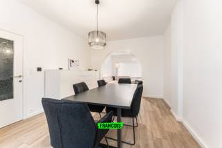 Ontdek dit volledig gerenoveerde gelijkvloers appartement in de Frère-Orbanstraat 162 te Oostende – een instapklare parel zonder...