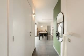Dit instapklare en lichtrijke dakappartement is uitstekend gelegen in het centrum van Tielt, op wandelafstand van winkels, bakkers, slagers, banken, openbaar vervoer en tal van andere voorzieningen. Een ideale ligging voor wie graag alle dagelijkse faciliteiten binnen handbereik heeft.<br /><br />Het appartement bevindt zich op de vierde verdieping van Residentie Albéric Duyver en beschikt over een bewoonbare oppervlakte van 75 m² en een terras van maar liefst 13 m².<br /><br />PLUSPUNTEN:<br />* CENTRALE LIGGING IN HARTJE TIELT<br />* RECENTE, VOLLEDIG UITGERUSTE KEUKEN<br />* ENERGIEZUINIG | EPC-LABEL C <br />* ELEKTRICITEIT CONFORM TOT 2031<br />* MOGELIJKHEID AANKOOP GARAGEBOX €20.000<br /><br />INTERIEUR<br />Appartement is bereikbaar via zowel lift als trap. Via de inkomhal komt u in de ruime en lichtrijke leefruimte (35 m²). De open keuken is volledig uitgerust met een koelkast, inductiekookplaat, dampkap, vaatwasser, combi-oven en dubbele spoelbak. Verder zijn er twee praktische bergingen, waarvan één voorzien is van een aansluiting voor de wasmachine. <br /><br />Tot slot beschikt het appartement over een aangename slaapkamer (14,36 m²), een badkamer uitgerust met zowel een douche als ligbad en een lavabomeubel, alsook een afzonderlijk gastentoilet.<br /><br />EXTERIEUR<br />Een absolute troef van dit appartement is het ruime terras van ca. 13 m². Het terras sluit rechtstreeks aan op de leefruimte en vormt zo een aangename verlenging van de woonruimte. <br /><br />Bij het appartement kan bovendien een garagebox aangekocht worden voor € 20.000. Deze is vlot bereikbaar via de inrit aan de Hoogstraat en biedt een comfortabele oplossing voor het parkeren in het centrum van Tielt.